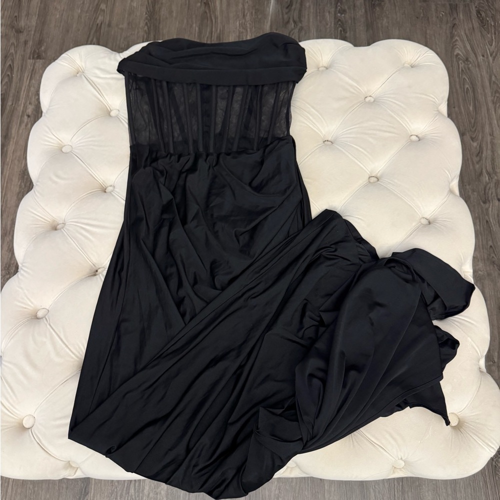 Chic Black Strapless Dress with Sheer Corset - Picture 2 of 3